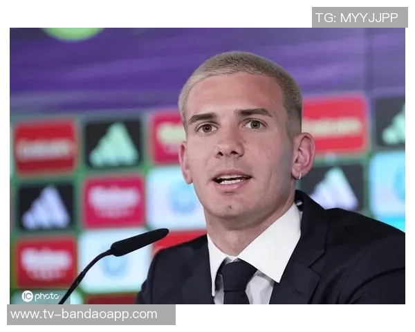 马斯坦托诺训练中疑似受伤与队医一同离场引发担忧