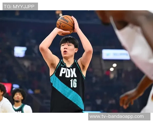 杨瀚森在垃圾时间表现亮眼抢下前场板并送出助攻但默契不足导致失误 杨瀚森在垃圾时间表现亮眼抢下前场板并送出助攻但默契不足导致失误